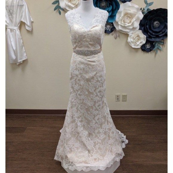 Mermaid lace wedding dress bridal gown Sample 8 street Size 4 6 recommended - Picture 3 of 13